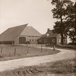 De boerderij van Piet Westsers aan de Kloosterlaan te Heveskesklooster, waar ik met mijn ouders gewoond heb van 1965 tot 1969 gezien vanuit uit noordwesten. Mijn ouders hebben daar nog gewoond tot 1975.